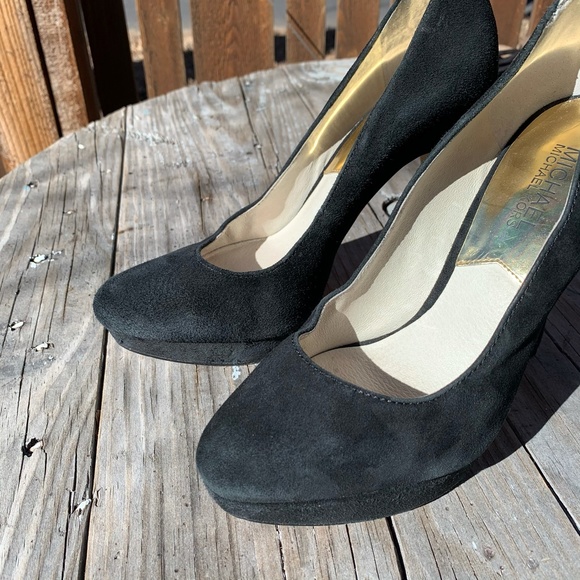 INVENTORY LIQUIDATION SALE! Michael Kors Black Suede Platform Pumps Size 7 - Picture 2 of 12